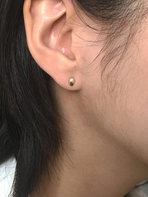 14k petit oval earring